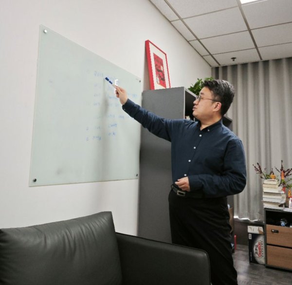 顺配网 AI浪潮录丨对话刘知远：通往AGI不易，长跑要顶住资本寒冬